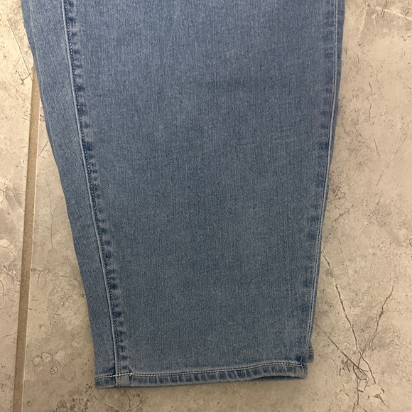 ✨ Lands’ End Women’s Classic Straight Leg Jeans – NWT Denim Staple ✨ - Picture 4 of 7